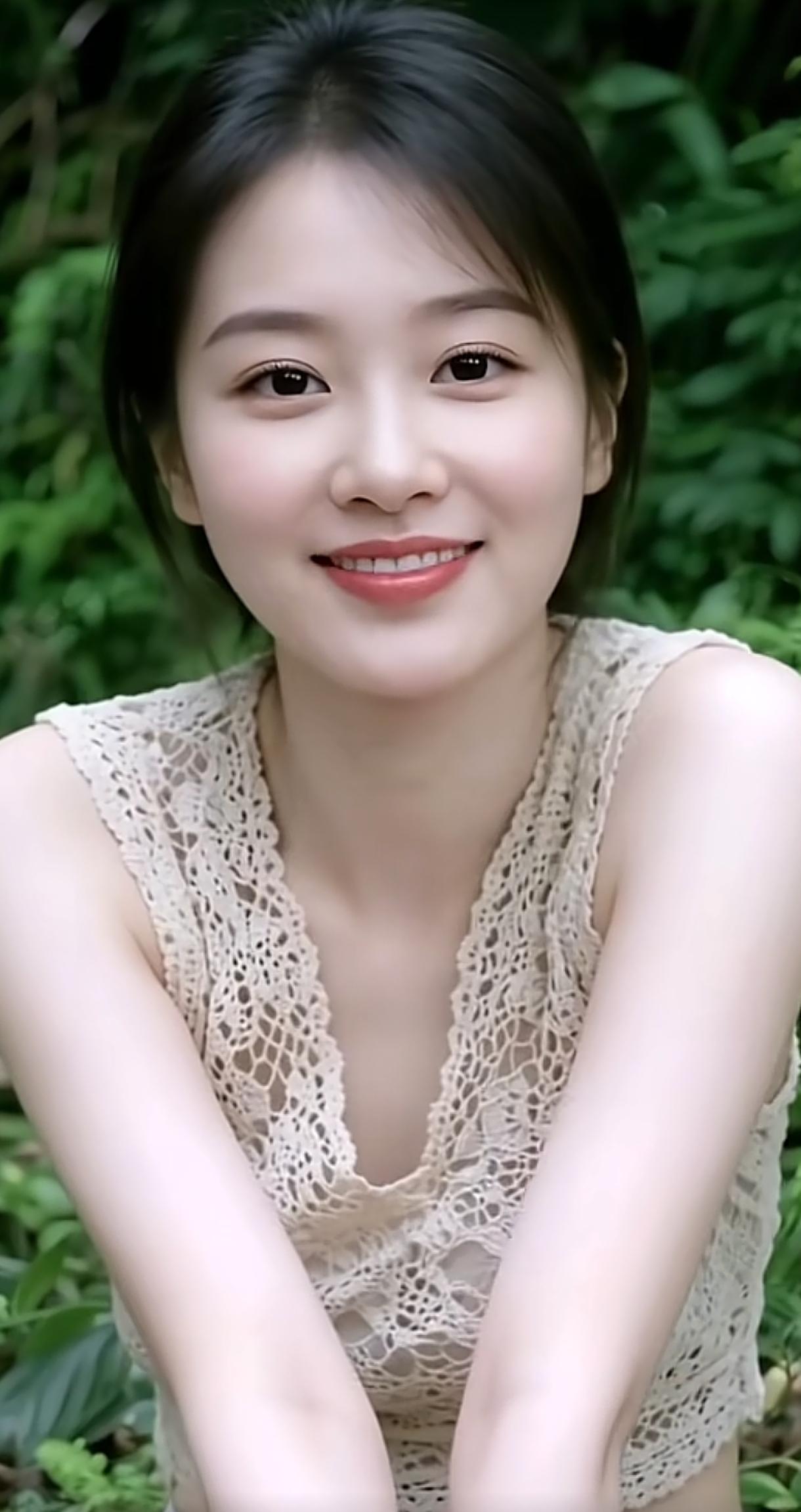 夏日清新自拍，绿意盎然背景，甜美笑容绽放美少女美景分享盛夏甜笑照