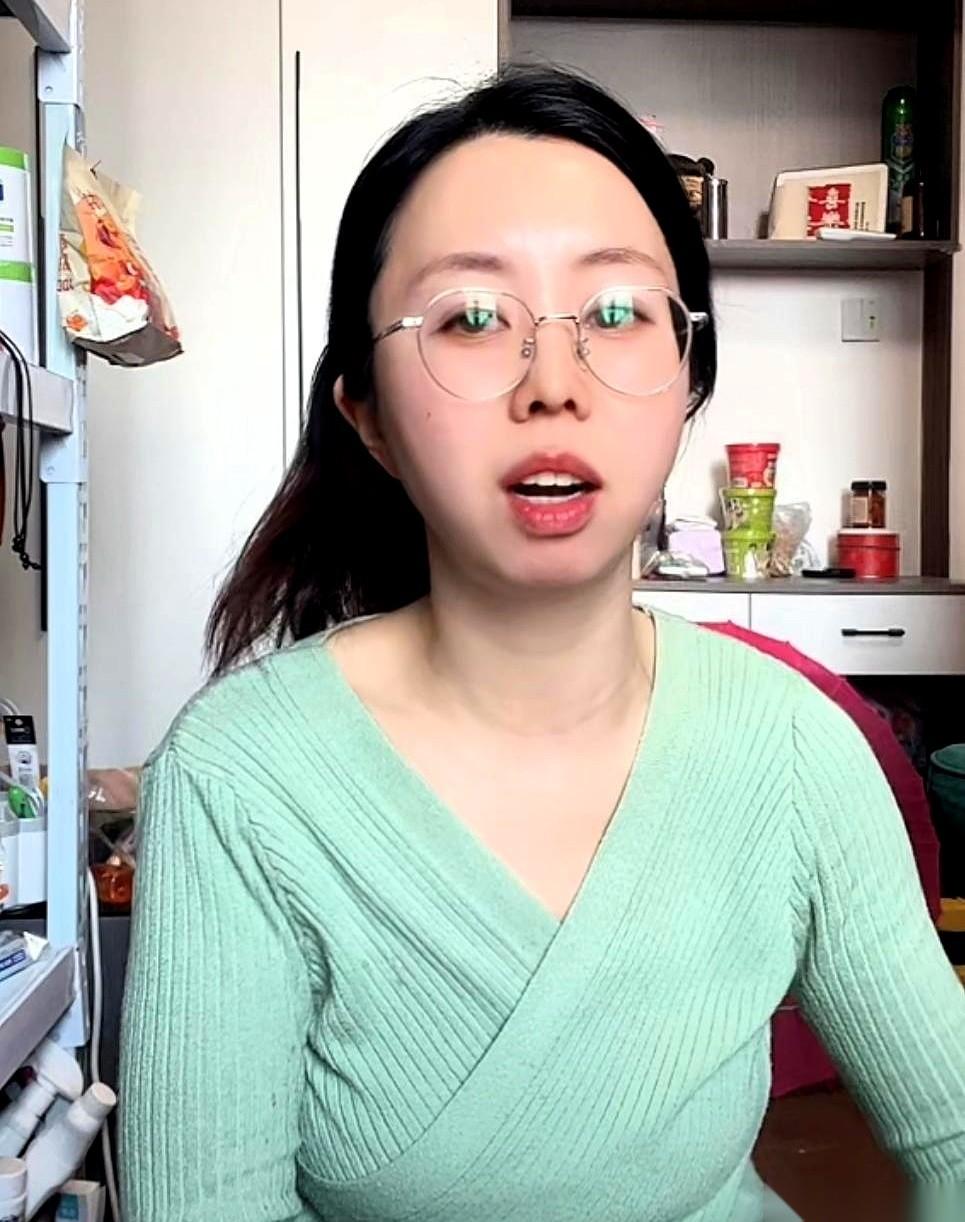 终于，她把那句憋了很久的话说出来了。“别总叫我谁谁谁的儿媳妇。”这话从直播间