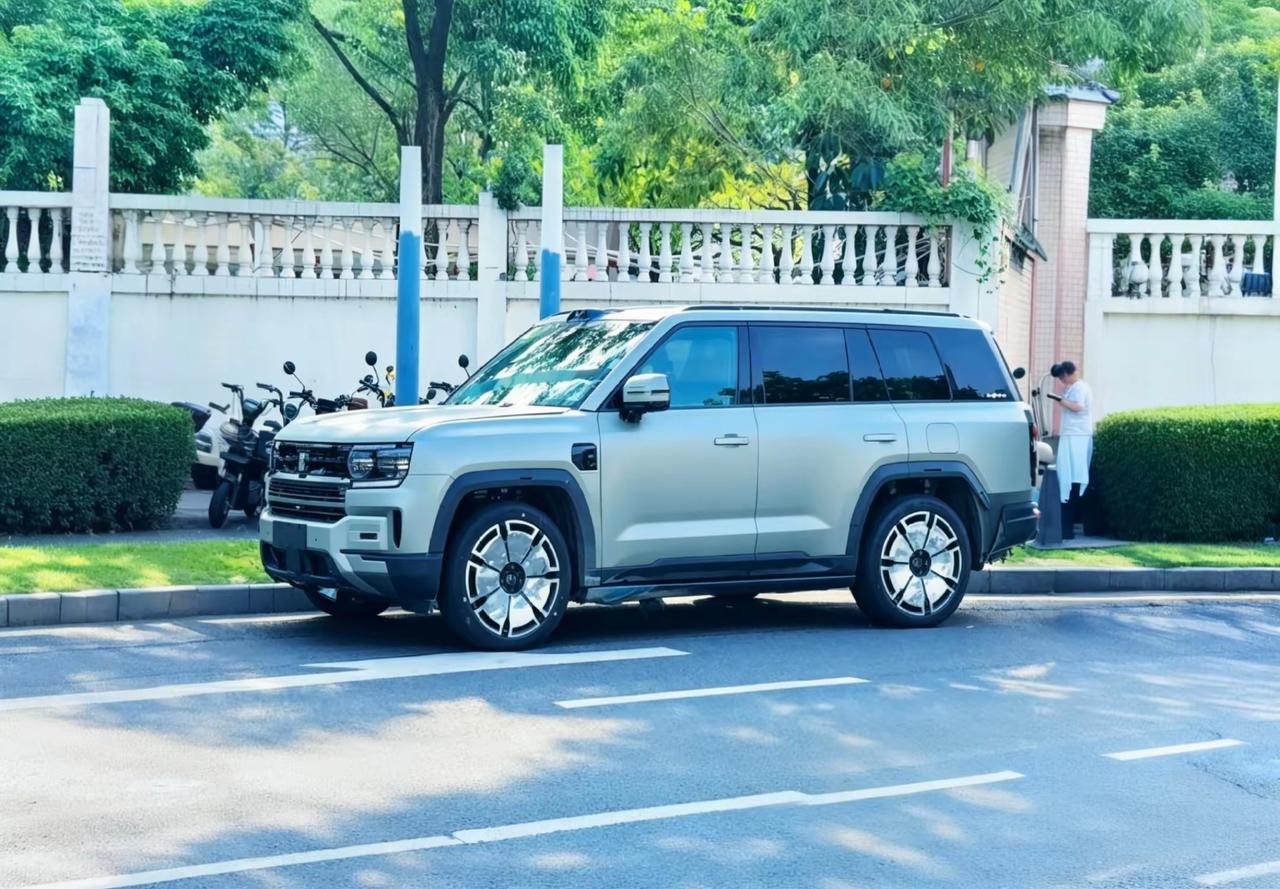 疑似方程豹—钛9的一张无伪装照片···这个外观到底配不配得上大湾区揽胜的名头呢？