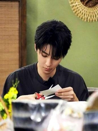 黄晓明缺席开业，戴军满怀信心地带着经验来帮手，想着推出套餐能省点事，谁知道直接