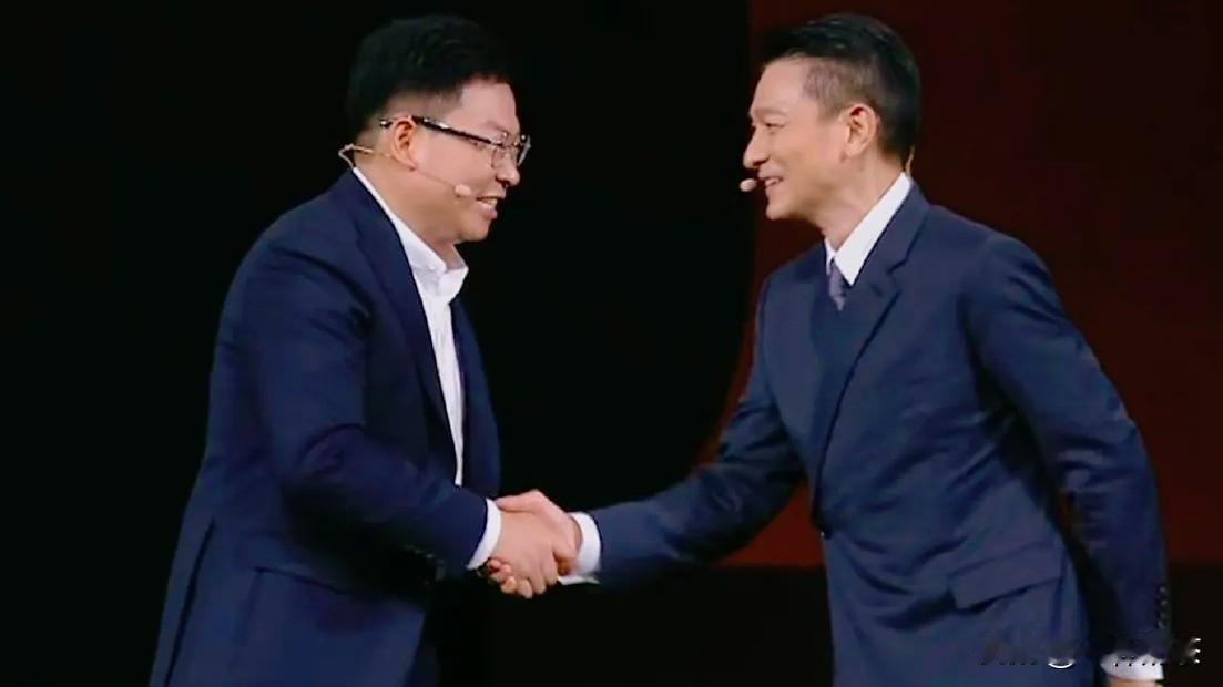 9月7日，刘德华一身浅灰西装，搭配蓝色牛仔裤现身，虽然已经65岁了，但精气神依旧