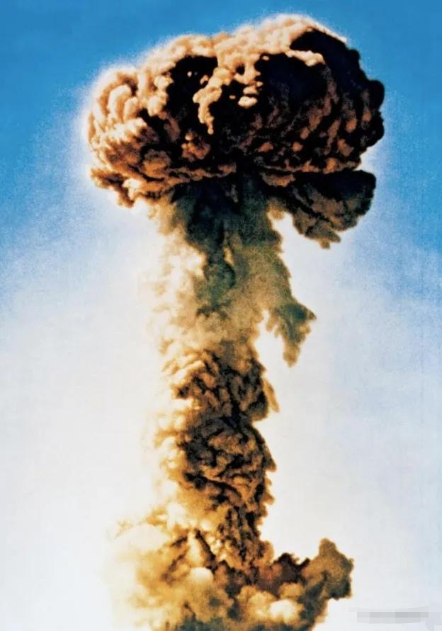 1969年。有人问毛泽东：“那我们的核弹投向哪里?”毛主席大手一挥说：“全部扔到