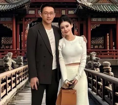 汪小菲现在有人帮忙管家了，孩子生活也有人照看了。之前他妈妈老找他说话，现在他身边