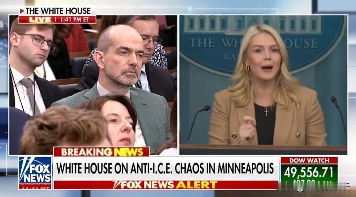 白宫简报室的空气本就因移民执法议题紧绷，一名记者的提问直接将火药味拉满。“一名I