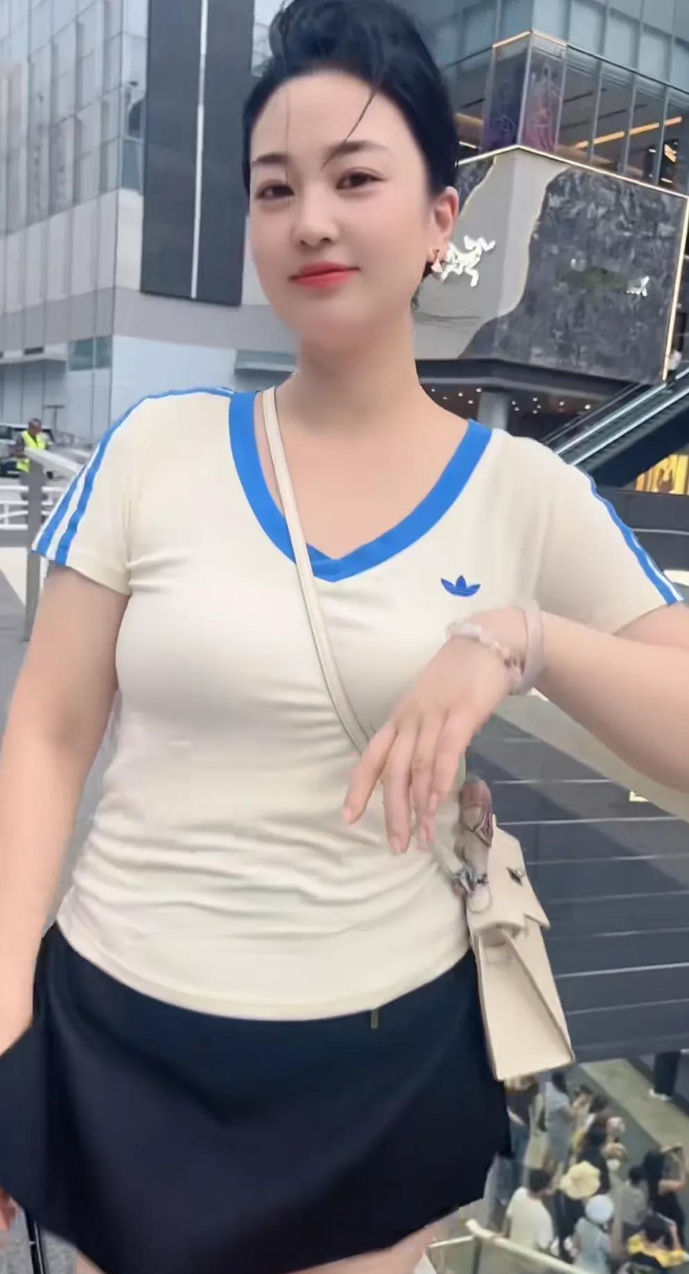 雾杏白西装，机洗30次不塌。天丝裤坐高铁八小时，折痕比纸薄。铝扣子扫码一看，