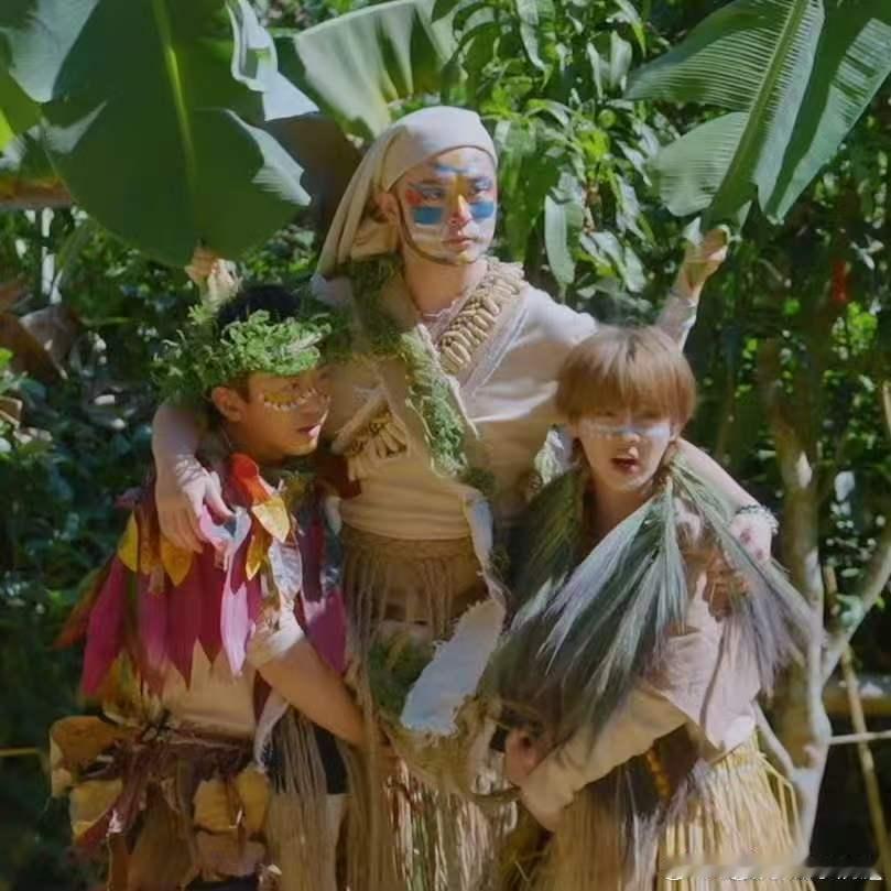 邓超陈赫鹿晗可以换头像了哈哈哈哈哈刷到这个提议真的笑到，邓超陈赫鹿晗三人的头像