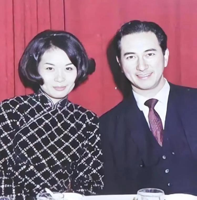1957年，14岁的豆蔻少女蓝琼缨与正值盛年的赌王何鸿燊一舞订终身。第二年，何