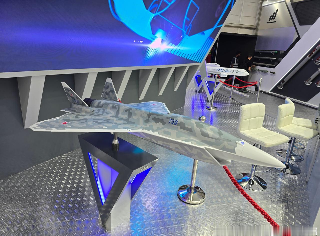 迪拜航展上苏霍伊展出的LTA无人机，苏-75的无人版，由于没有组装完，所以尾部