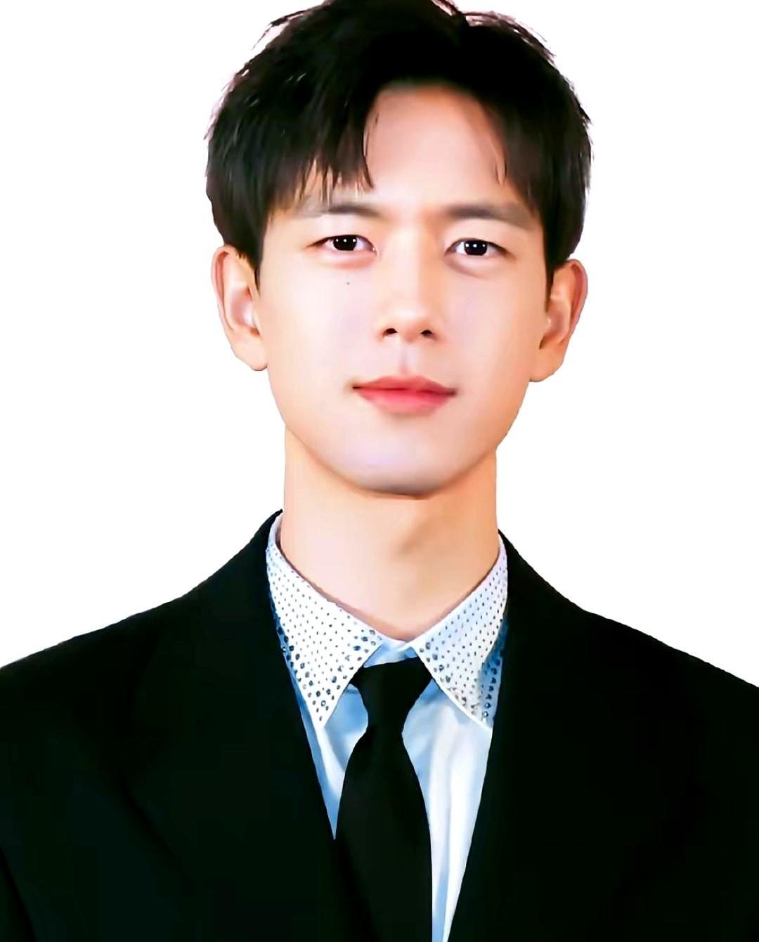 八年了，没炒过CP，没蹭过热度，就默默记着对方生日。李现带零食去探班，杨紫笑着