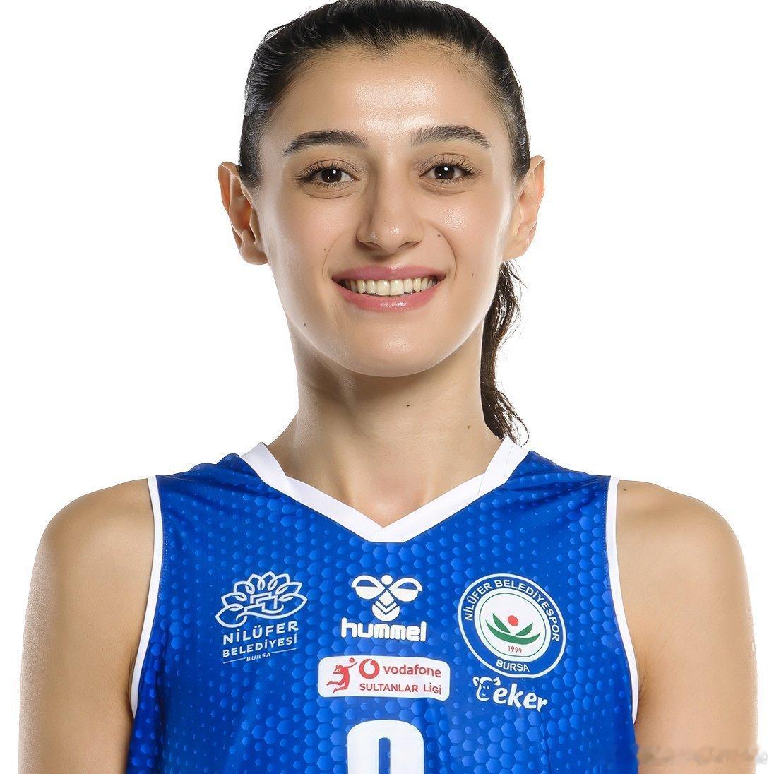 ⚫️🟡瓦基弗银行仍在寻找新赛季的另一名二传📌热门人选：布塞.乌纳尔和