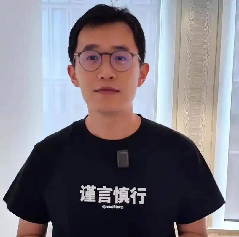 王腾一句“调休不是让人休息，是拉动消费”，冲上热搜。这话能炸，是因为它戳破了一层