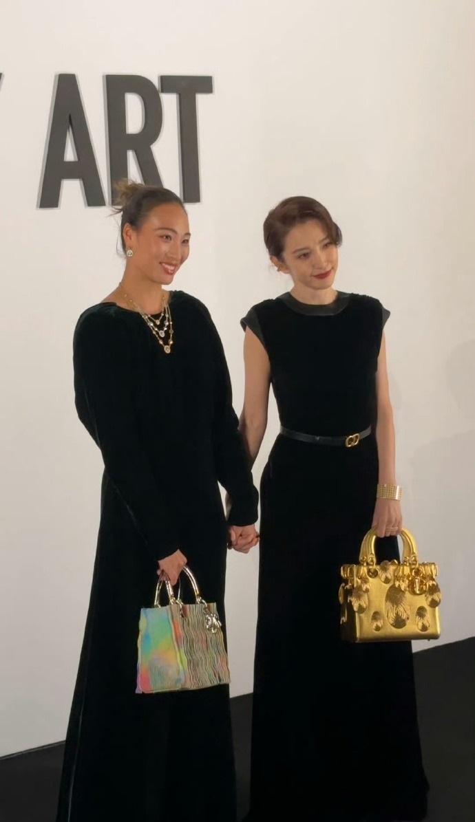 最近李冰冰和郑钦文一起出席活动，两位手牵手站在一起像一对年轻的姐妹。李冰冰这