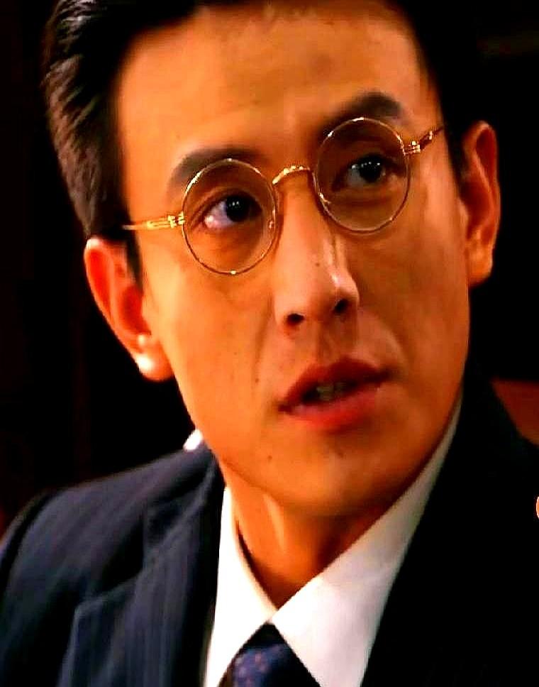 对不起何健麒对不起王凯沐。短剧《暗潮涌动》里，刘萧旭彻底抛弃了那些花哨的表演