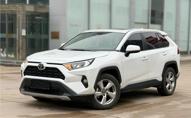 二手丰田RAV4荣放怎么选？日系SUV的稳妥之选，二手价已经跌到位了兄弟们，RAV4荣放和CR-V是