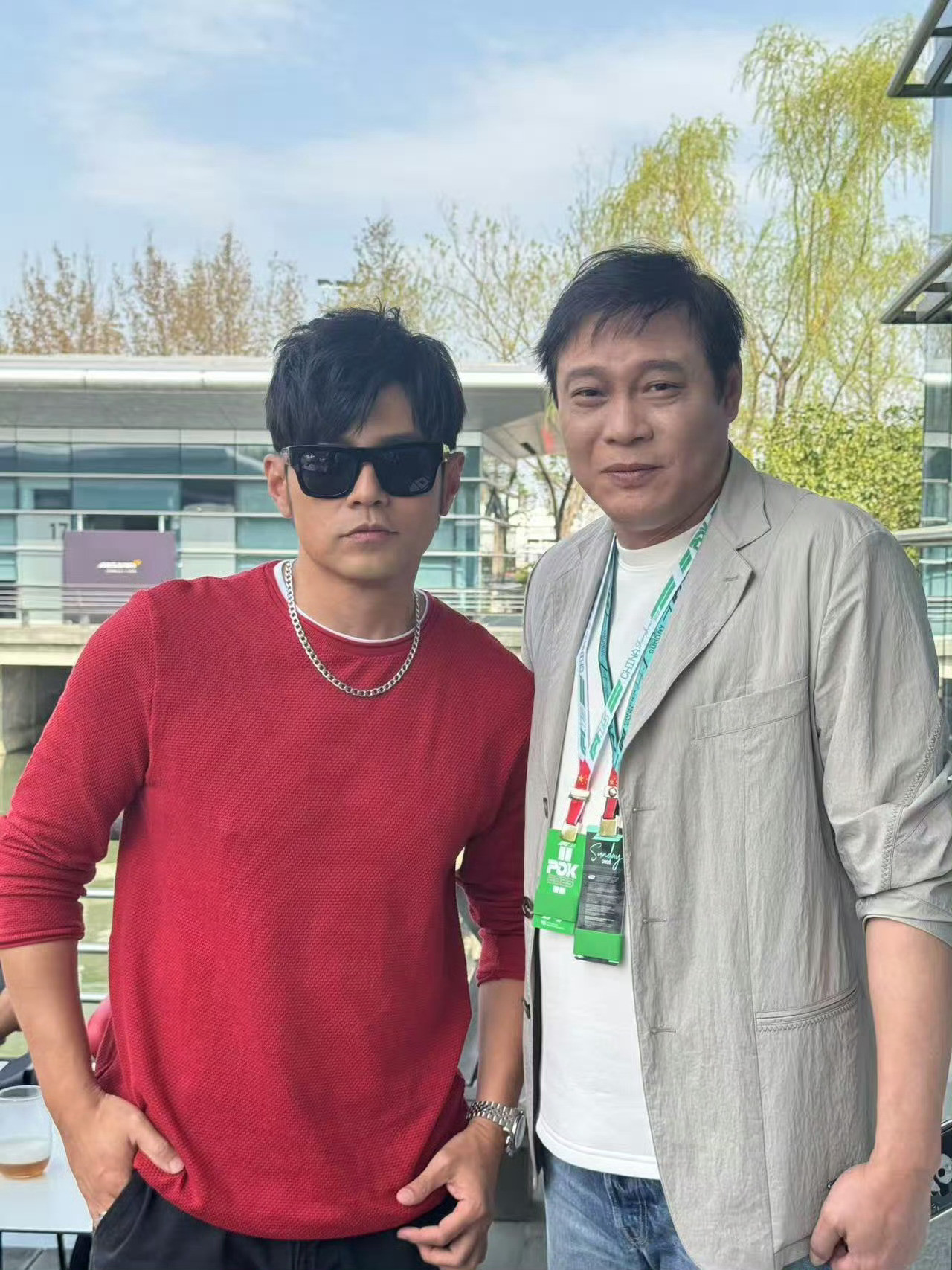 周杰伦出席上海F1大奖赛周杰伦跟范志毅合影​​​