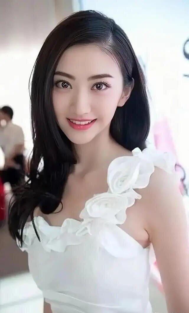 笑话：夜晚，夫打电话，半天妻才接，夫：在干啥呢？这么久才接电话～妻：今天有点累，