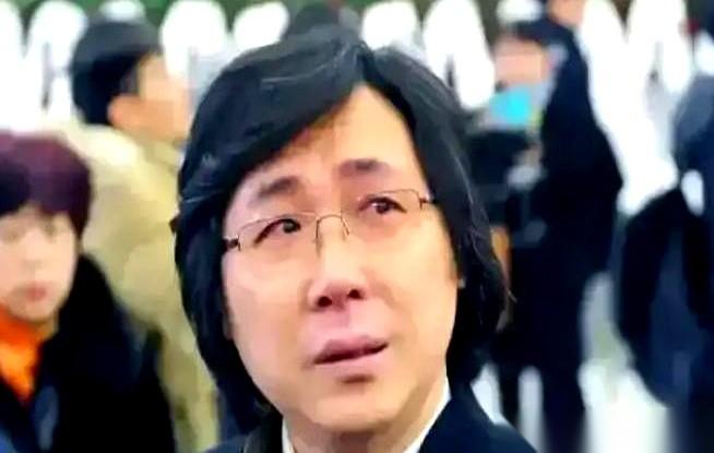 一个堂堂音乐学院院长、响当当的世界级歌唱家，在老婆面前居然连话都说不利索。他支