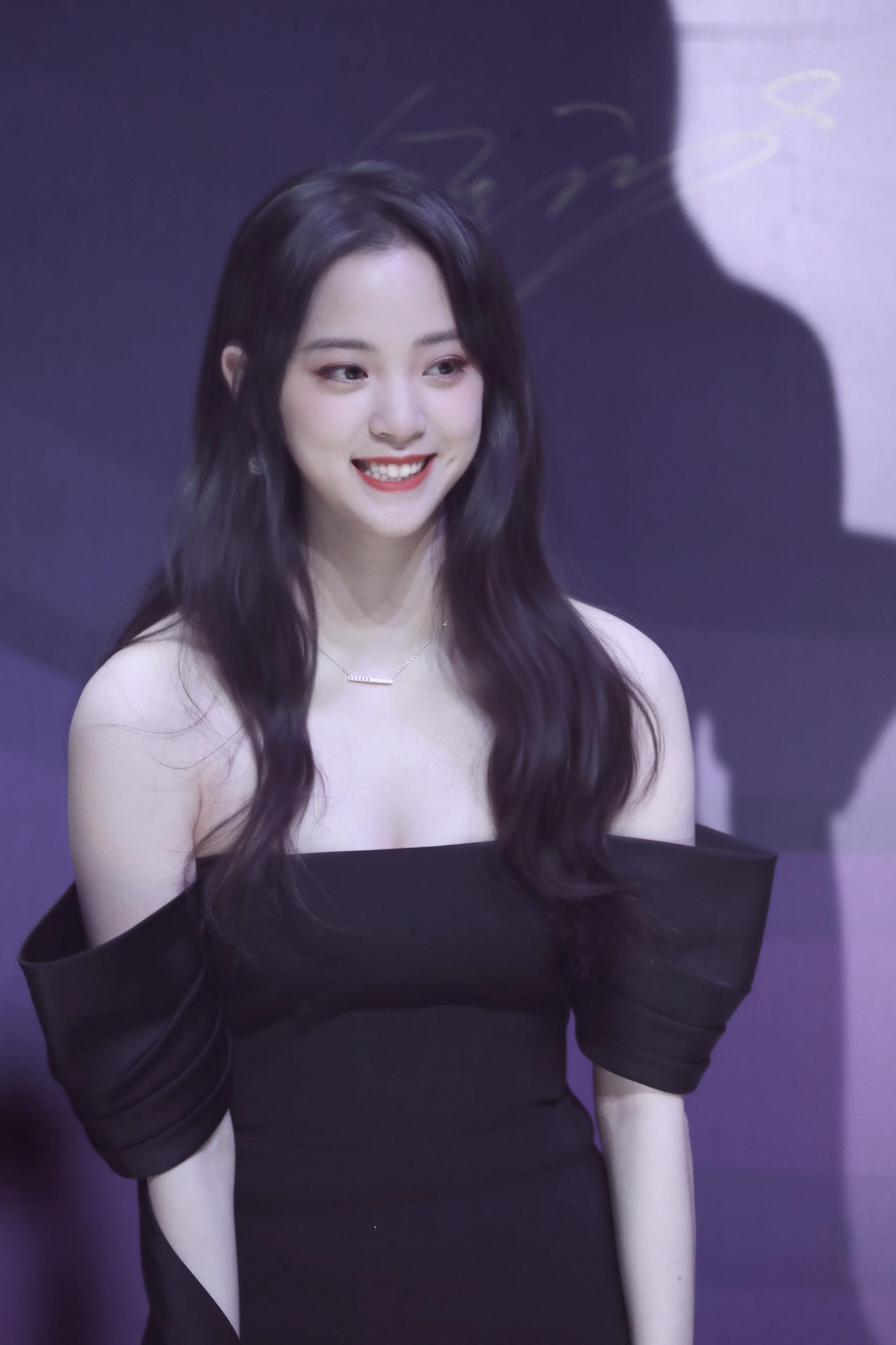 欧阳娜娜，黑色抹胸礼服现场直拍，好甜美的小姐姐