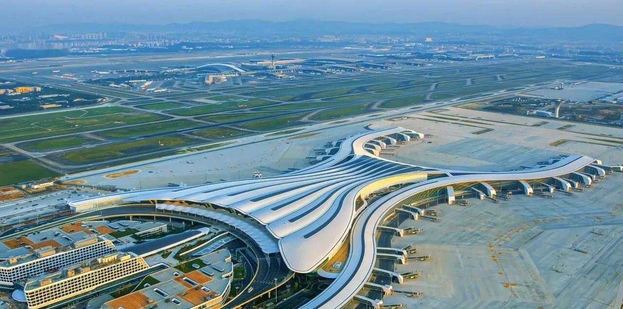 10月30日14时59分，东航C919国产大飞机执飞的MU6308航班从第五跑道