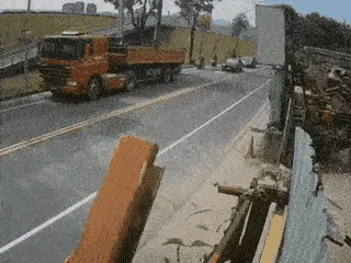 十次事故九次快，大车都转弯了，你还骑那么快？卡到什么地方了？