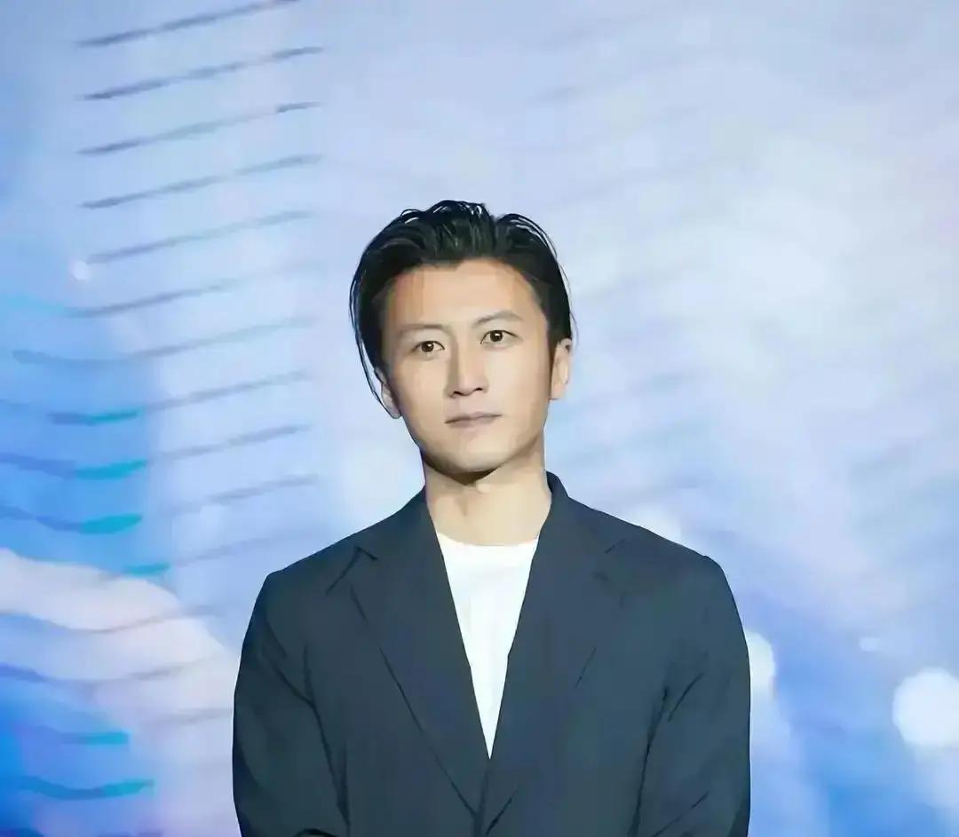 17岁生日，谢霆锋还在杭州Lucas自己拿攒下的钱去车行挑了辆二手本田，手