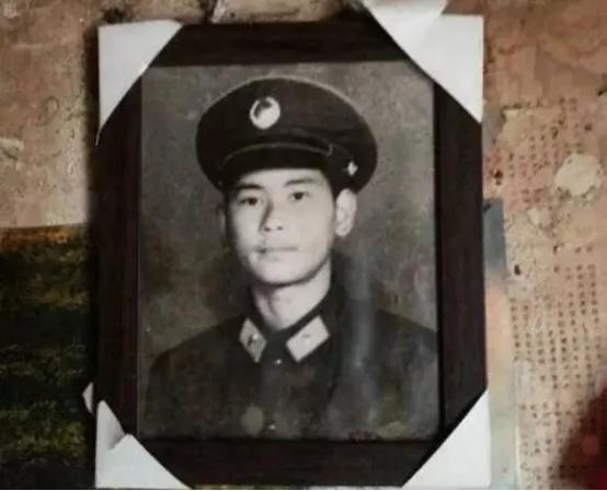 1986年老山前线，我军战士李谋仁，被3个越南特工用石块打晕后被拖走，可拖行不到