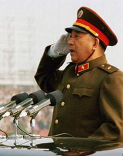 1931年，徐向前骑马经过一堆尸体，这时，他发现一具尸体动了一下，就让人