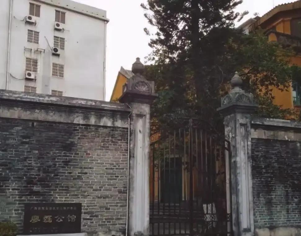 广西陆川那栋挂上“廖磊将军故居”牌子的老宅，门楣上的铜牌不见了。只留下几个钉孔，