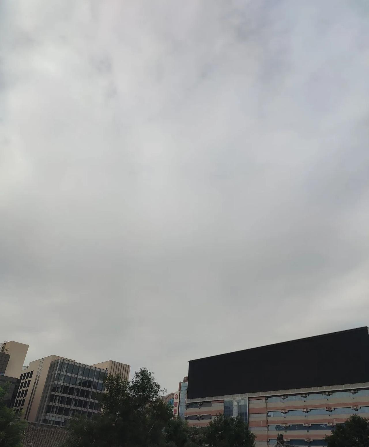 北京开启阴天模式，气温有所下降！一雨成秋，雨后的北京特别凉爽。今天白天最高温度