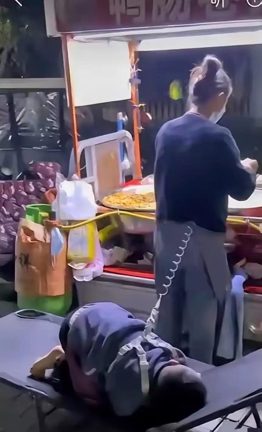 🌙山东女子深夜带自闭症儿子摆摊，1男子试探着问：“我能免费吃碗凉皮吗？”女子愣