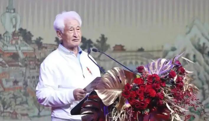 1998年茅台深陷滞销危机，工资停发、贷款无抵押，厂长季克良四处求人借钱，最终在