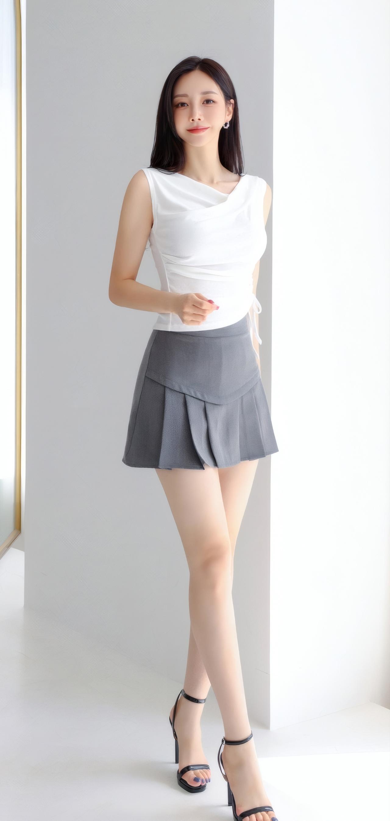 夏日穿搭指南：清爽白T恤+百褶短裙，轻松出街！🌞👗👠