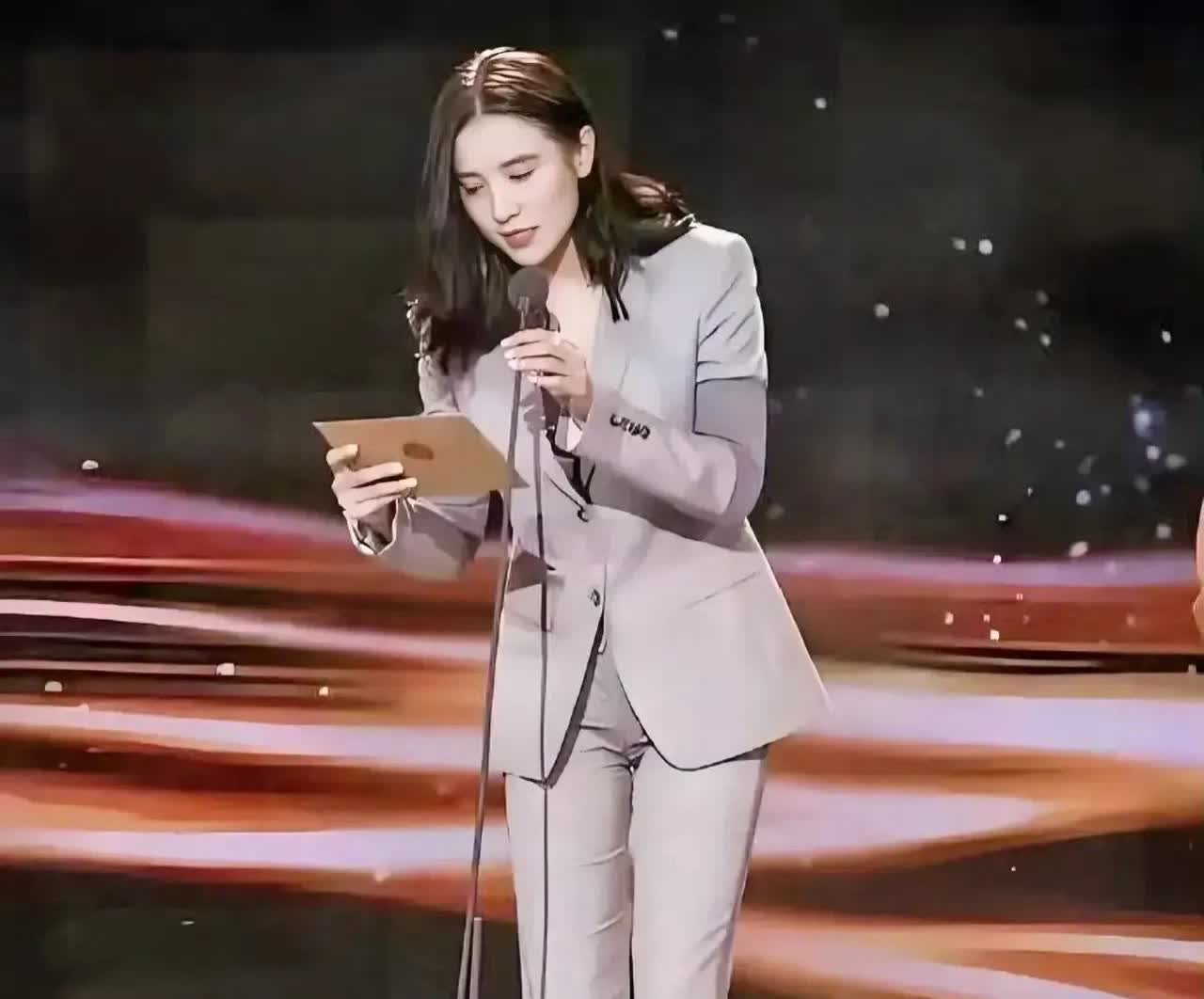 我表妹曾经亲眼见过宋佳！她跟我说了一句大实话：“宋佳，跟电视上的