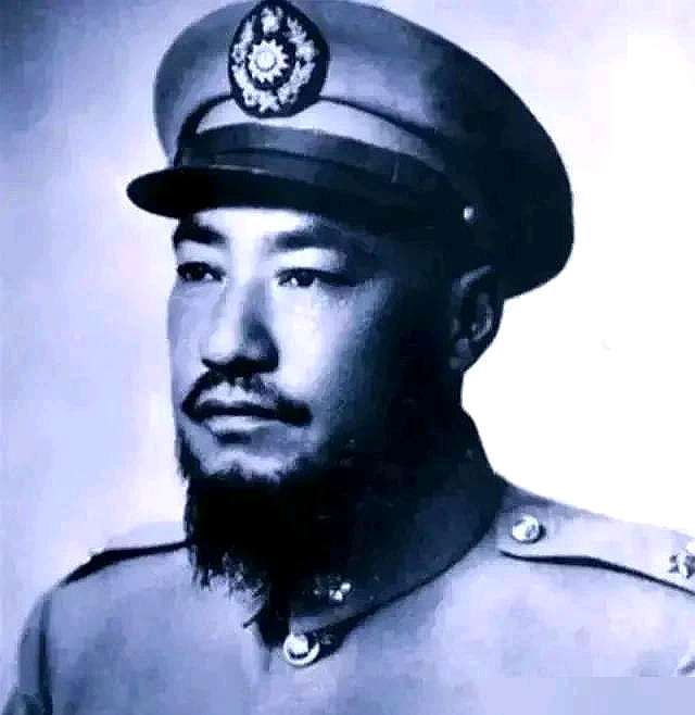 1958年，青海“土皇帝”马步芳偷偷在亲侄女喝的水里下了药，扒光她的衣服后，迫不