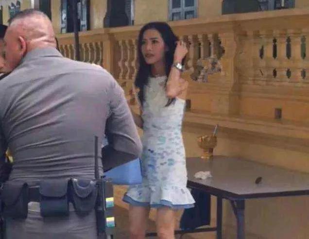 诗妮娜身材真是平平无奇跟周冬雨有得一拼，发现了，泰王找的女人都比较看重脸蛋，至于