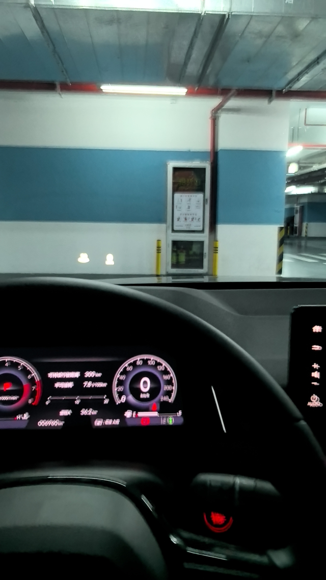 11代雅阁在时速30到40左右主驾驶位地板和放脚处，有明显的类似共振的振动，时