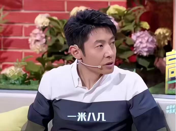 撒贝宁：“你的择偶标准是什么？”龙洋：“太高了。”撒贝宁：“多高，一米八