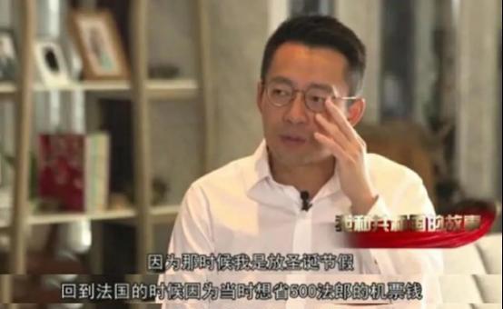 1999年，汪小菲在德国机场因为护照问题被扣押。德国警察不听他的解释，并且威胁他