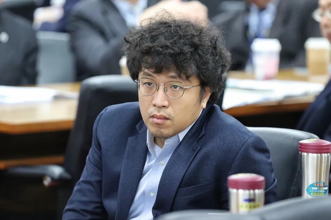 “台独”急先锋沈伯洋这下凉凉了！沈伯洋父子用大陆赚的钱养台独，本想换个马甲就能继