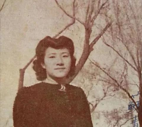 1934年2月4日，苏青新婚当日就撞见了这辈子最痛苦的一幕，后花园里，丈夫李钦后
