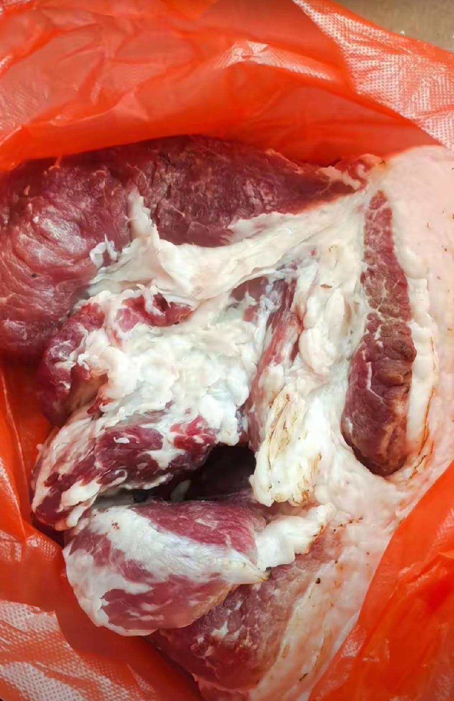 猪肉便宜到让你怀疑人生。今天五一节放假，去市场买了一点猪肉，我说多少钱一斤，他