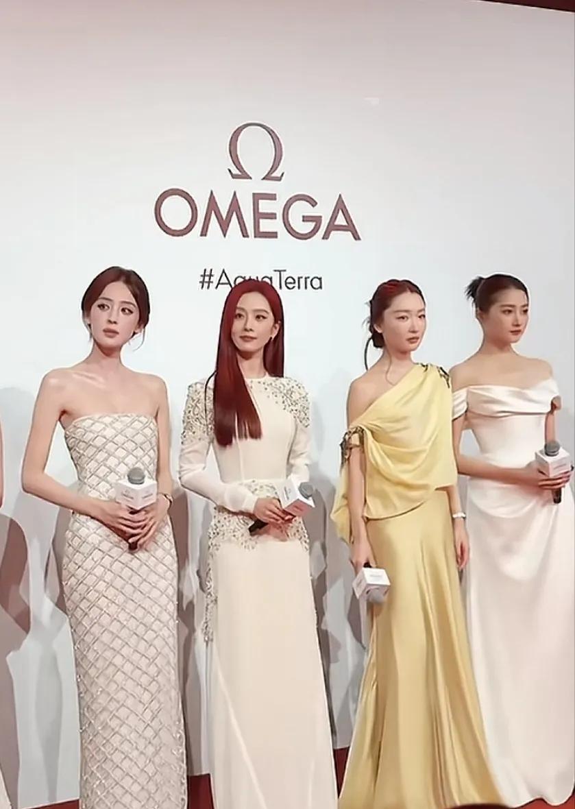 这是什么盛世美颜？娜扎、刘诗诗、周冬雨、关晓彤同框，好像除了周冬雨，其他三位都挺