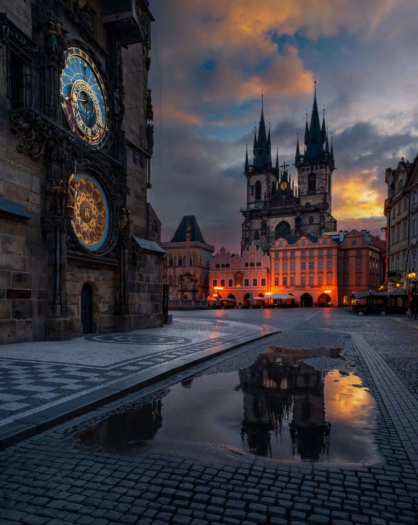 布拉格的清晨，天文钟守着旧时光，提恩教堂迎来第一抹天色。广场安静，云层和灯光已经