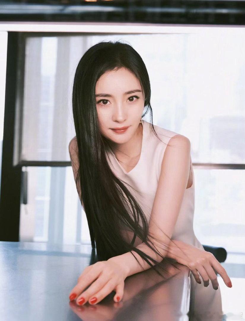 杨幂🦊杨幂prada香氛代言人批判的同时也请想想舆论背后的艰难与付出,可