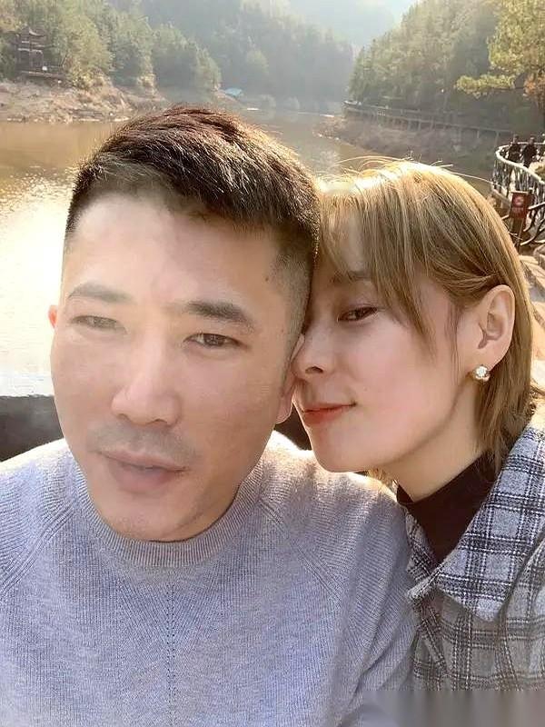 她在厨房里刷着碗，水声哗哗的，冲着客厅喊了一声，没人应。她关掉水龙头，在围裙上