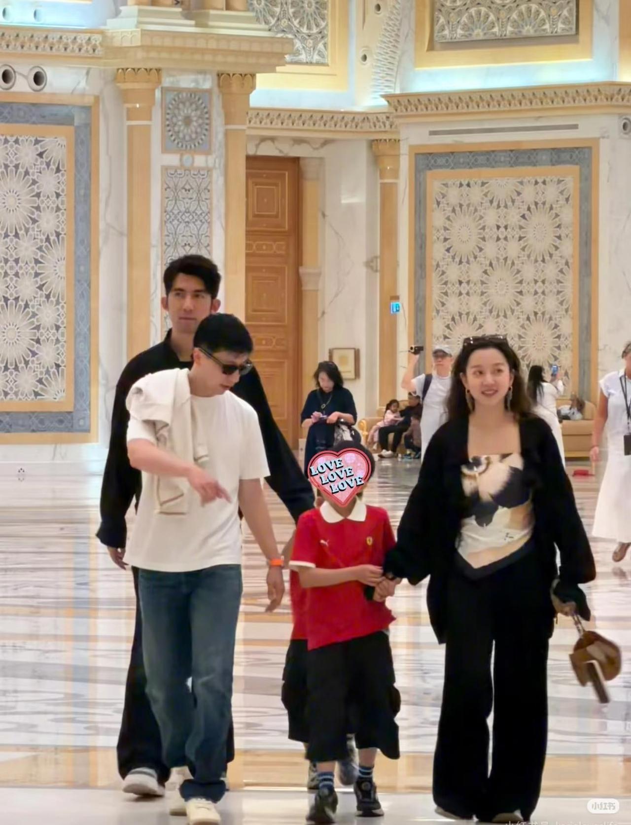 美美滴一家人露姐是真滴美，笑起来好明媚啊！龙哥也好帅啊！宝宝们也好可爱！cr: