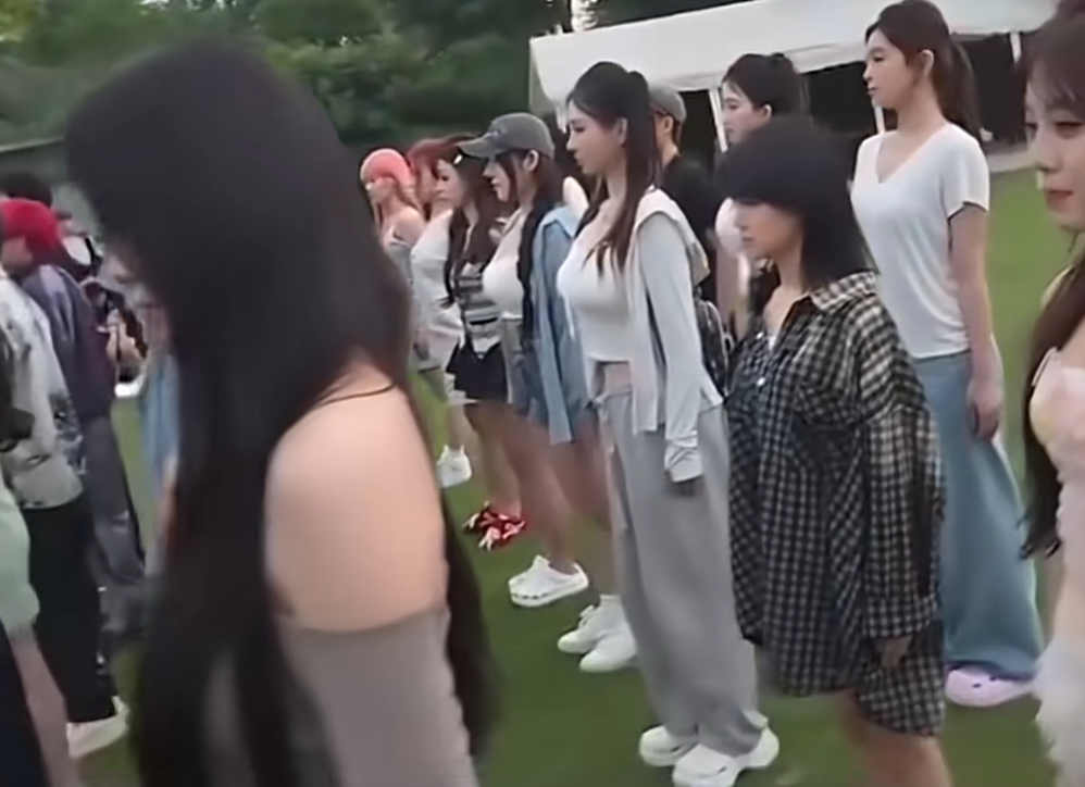 这个集训看着一看就不正规，不是连个作训服都没有！