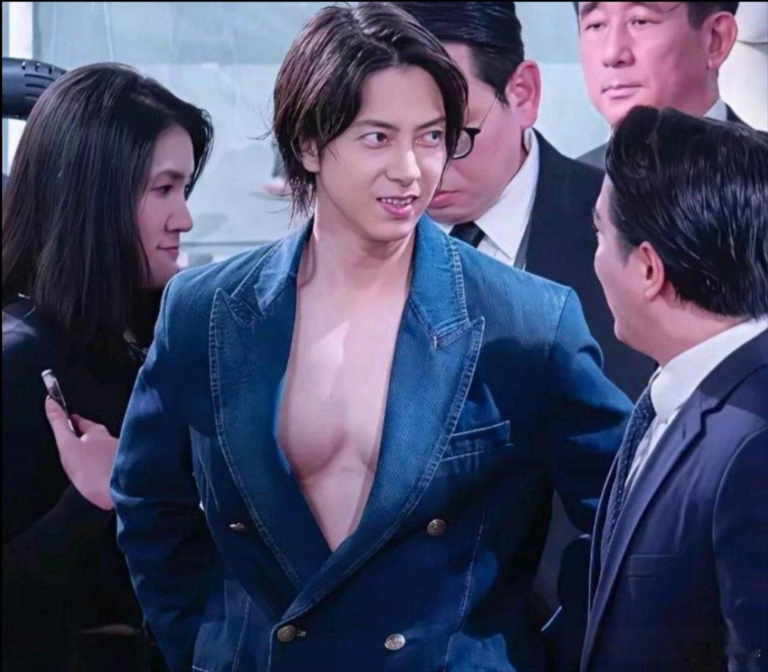 是我的审美不行么？咋看咋丑…