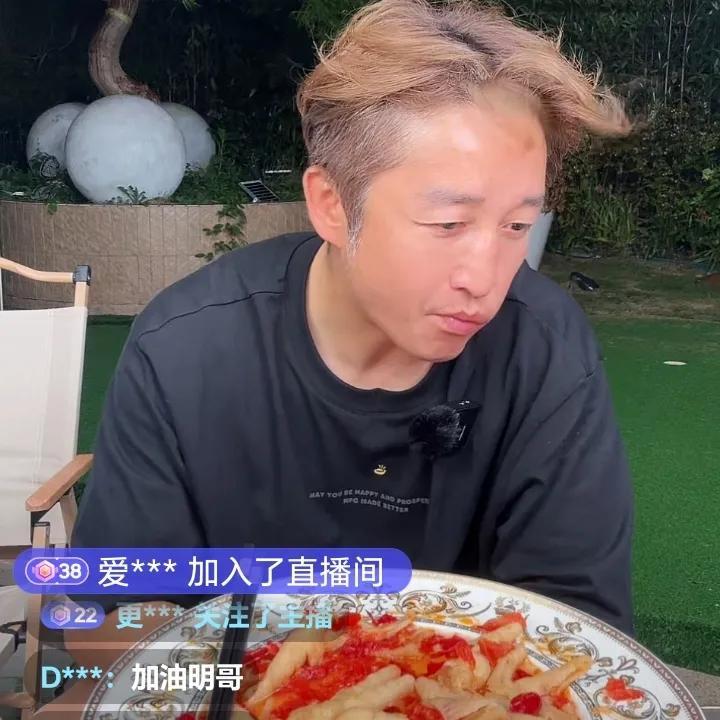 邹市明，终究还是向生活低头了。拳王邹市明太难了，有三个儿子要养，之前开拳馆做生