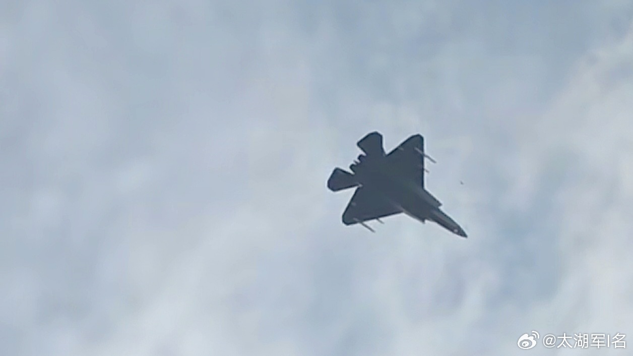 转J-35(A)机腹、外挂相关。